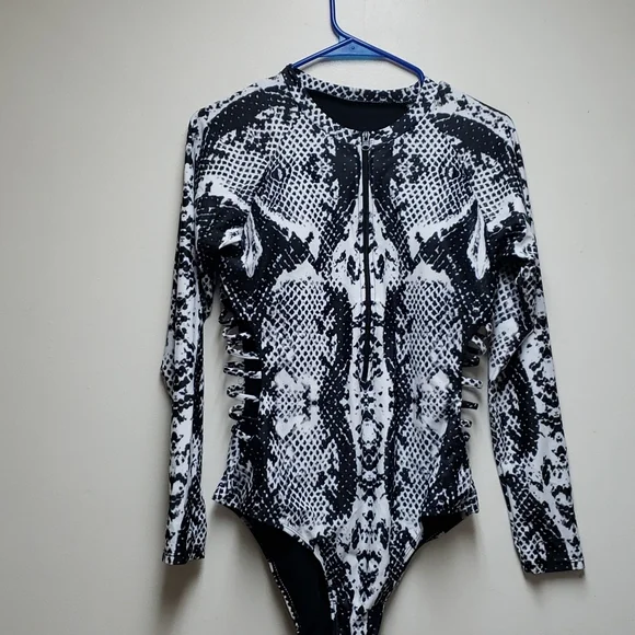 Women's Long Sleeve Snake Print Zipper Cut-Out Rash Guard Swimsuit. - Picture 5 of 11